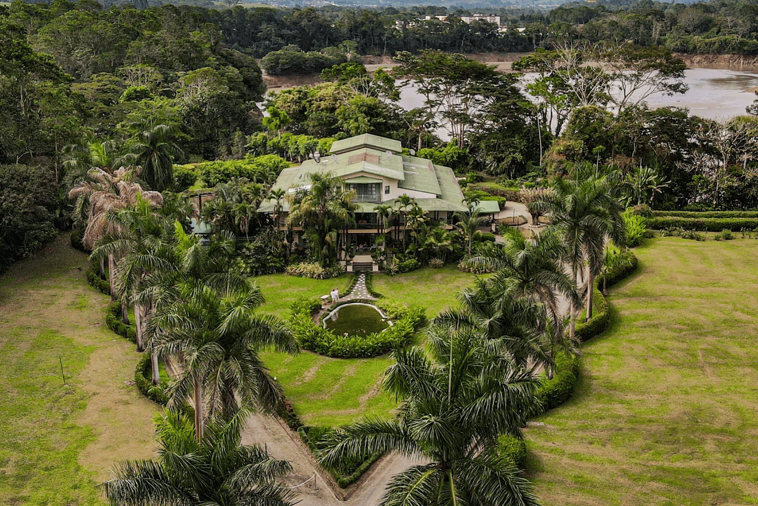 Guía completa para invertir en finca cafetera en el Quindío: cálculos de rentabilidad, impuestos, riesgos y cómo elegir la finca ideal para tu inversión.