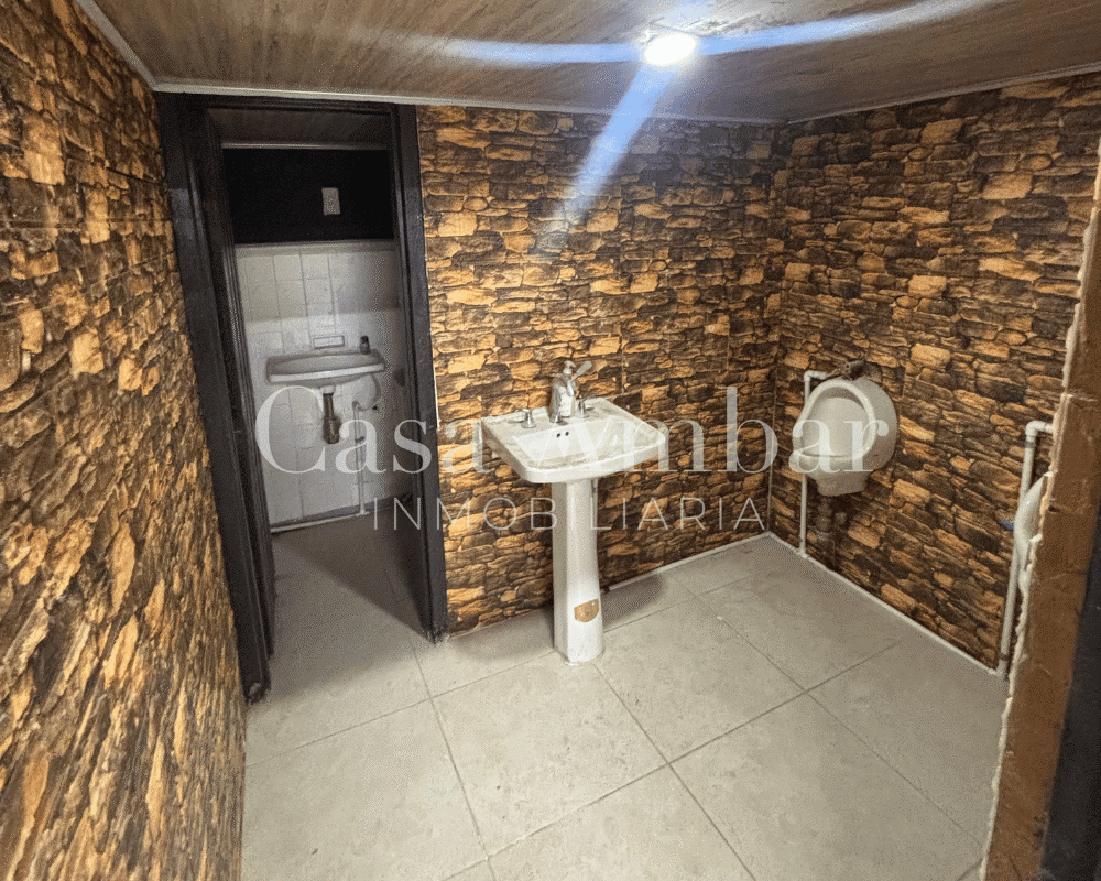 Local comercial con baño para hombres