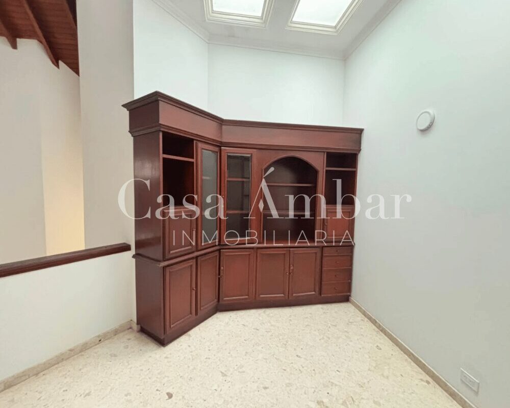 Casa comercial bien dividida