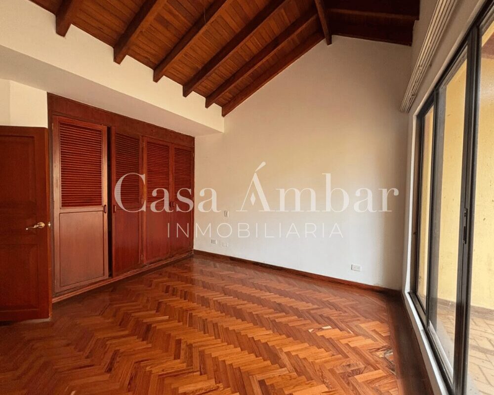 Casa comercial con 5 habitaciones