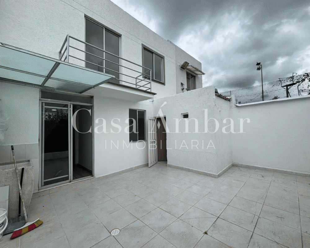 Casa con patio amplio en conjunto