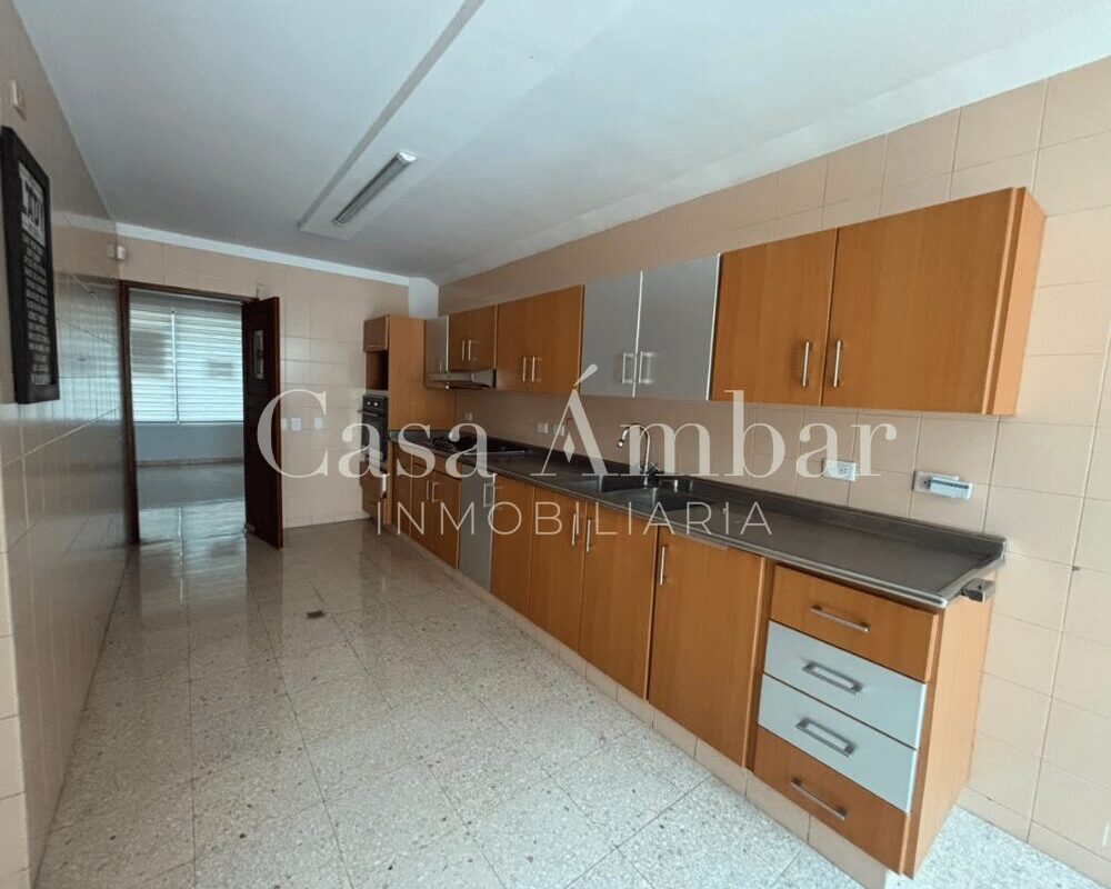 Casa comercial con cocina completa y grande