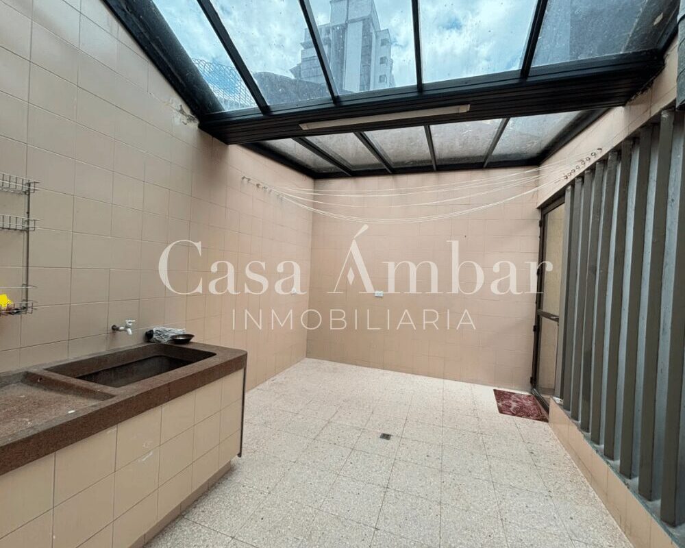 Casa con zona de ropas exterior