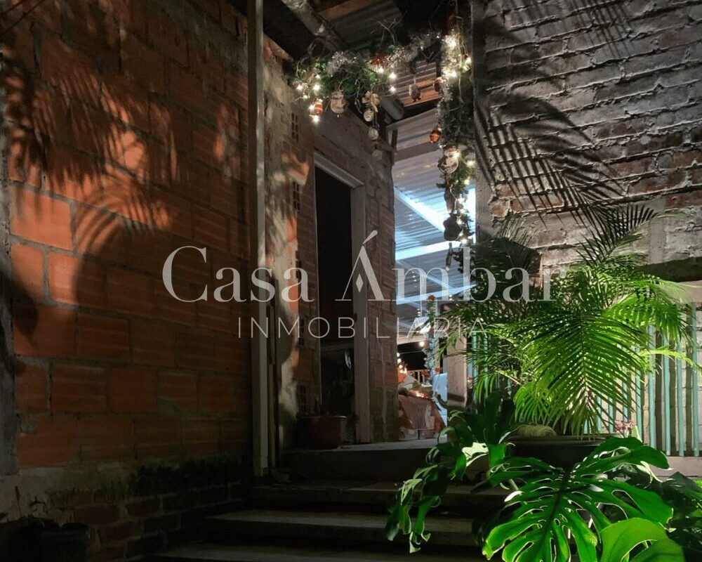 Finca con casa de 4 habitaciones y 4 baños