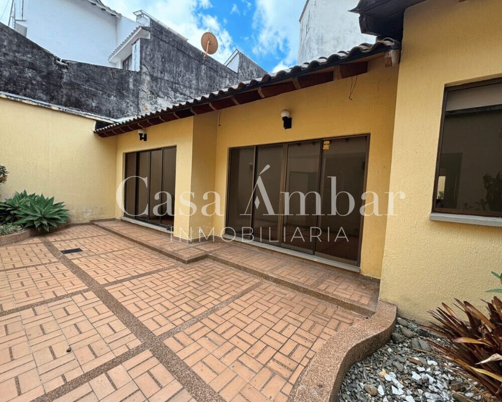Casa Comercial con Patio Grande