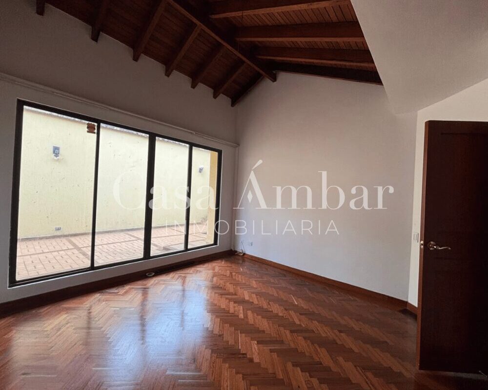 Casa con habitaciones espaciosas