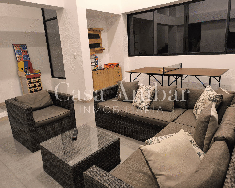 Casa amplia con zonas de estar