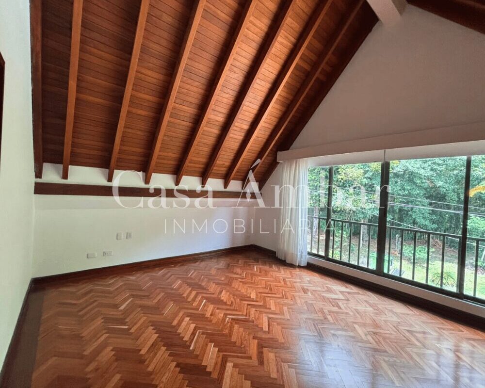 Casa con buenos ventanales