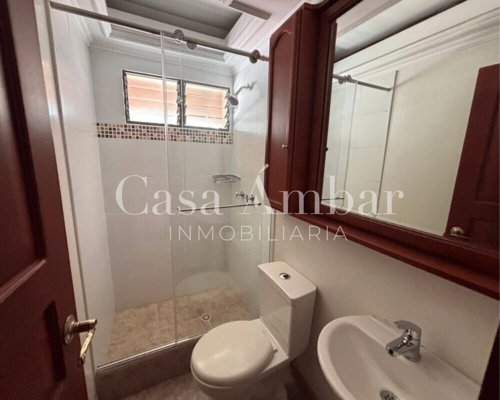 Casa comercial con 4.5 baños