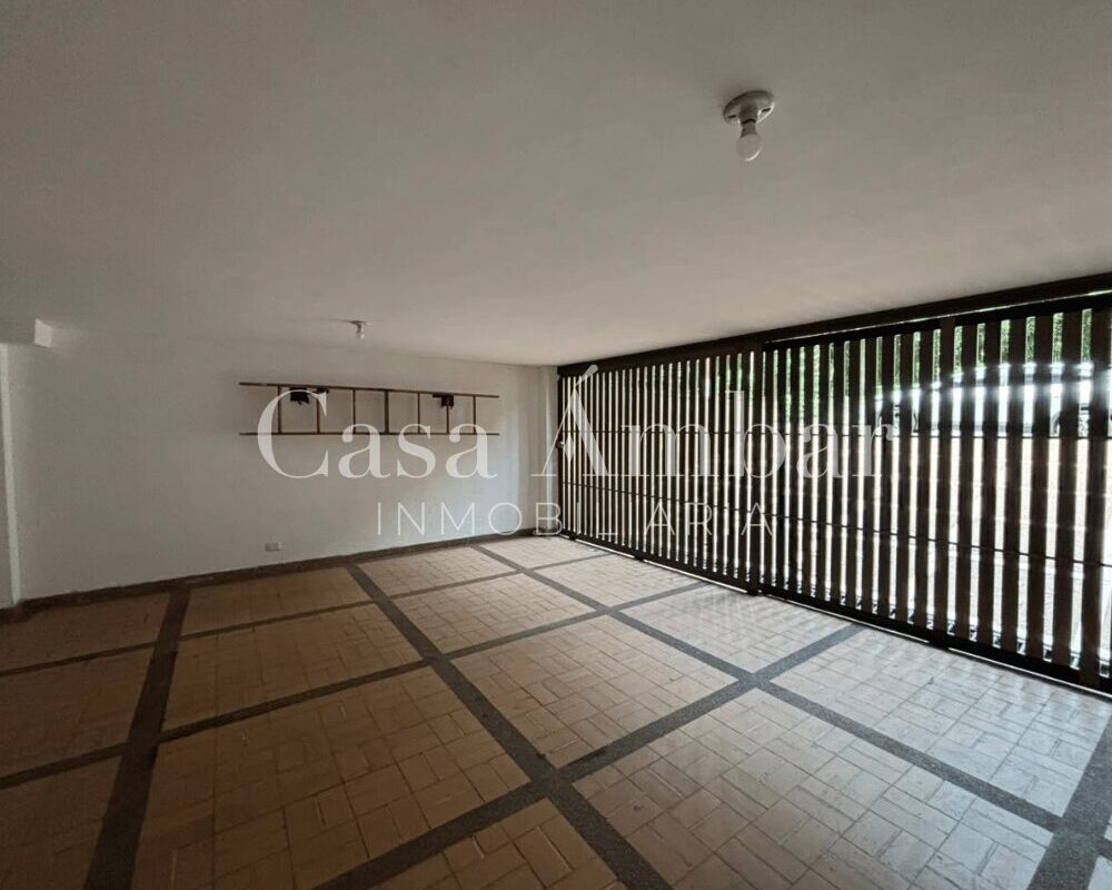 Casa con parqueadero cubierto