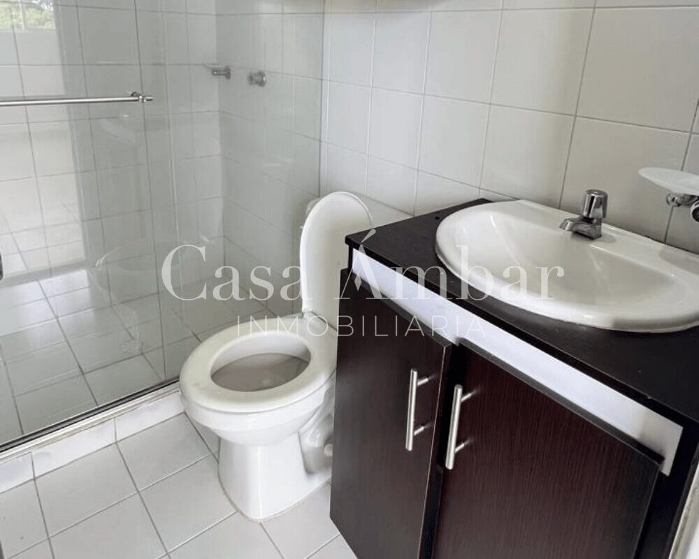 Apartamento con parqueaderos comunales