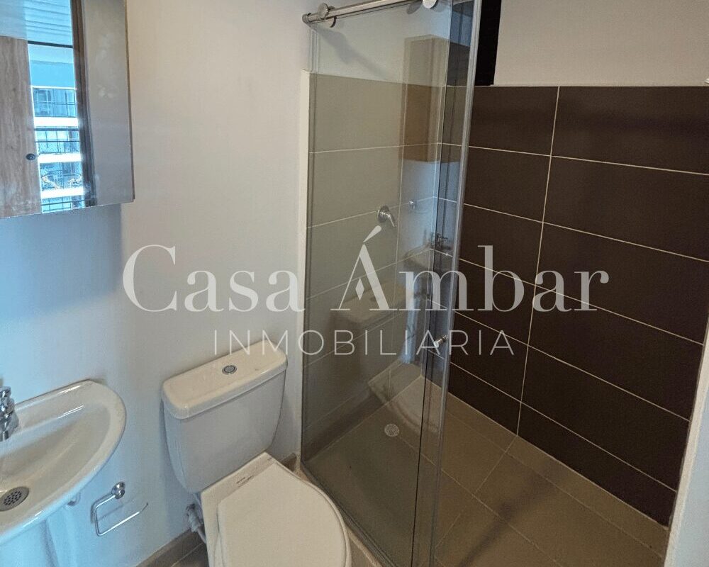 Apartamento con baño en habitación