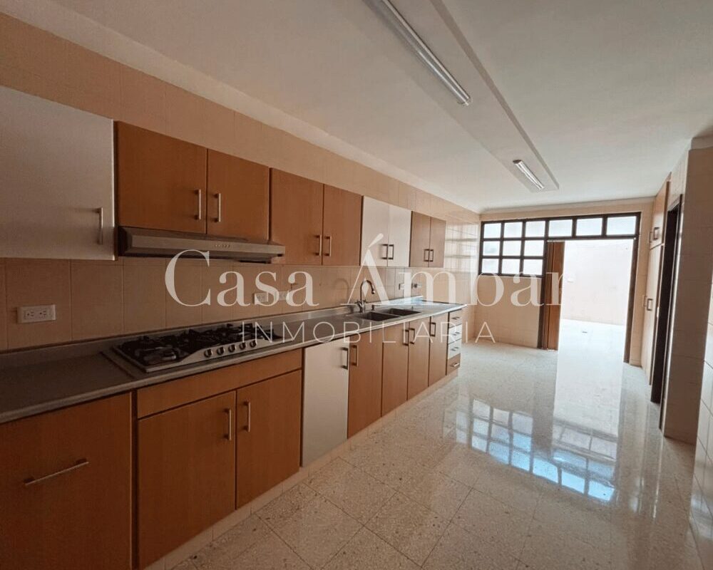 Casa comercial con cocina amplia