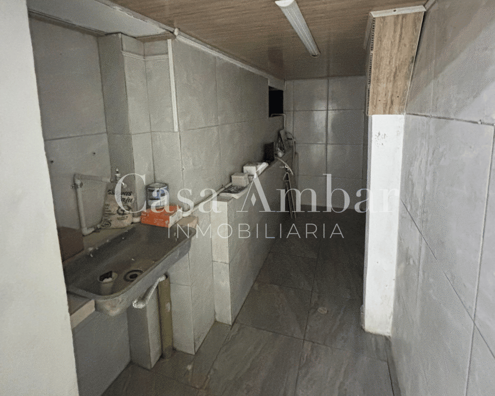 Local con cocinera funcional