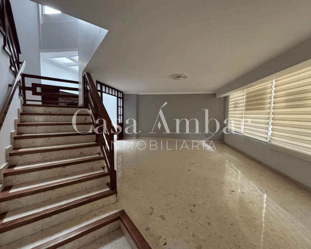 Casa comercial de 3 niveles