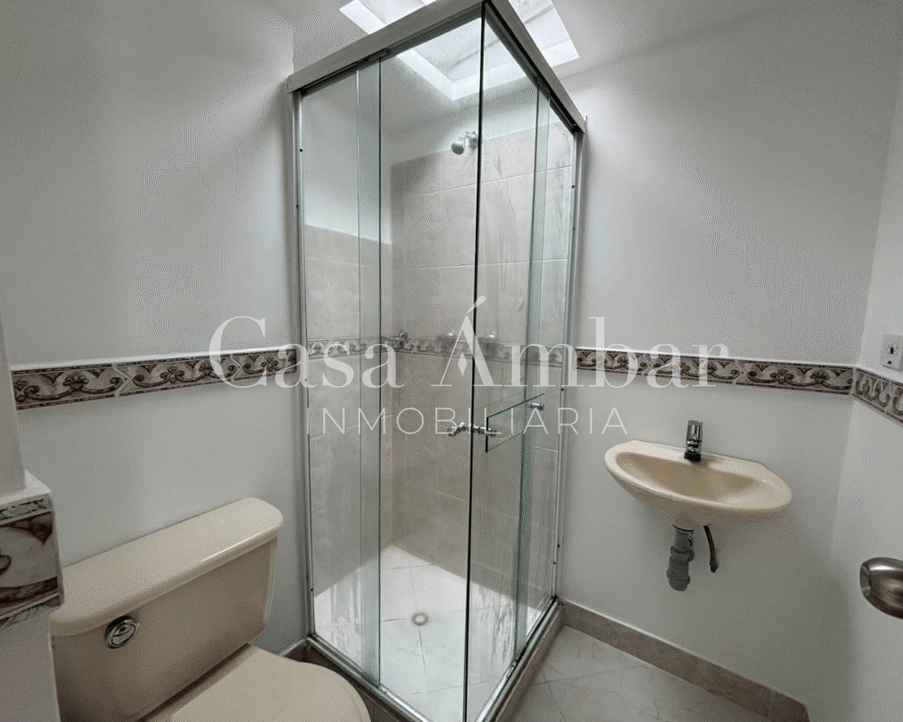 Casa en conjunto cerrado amplia