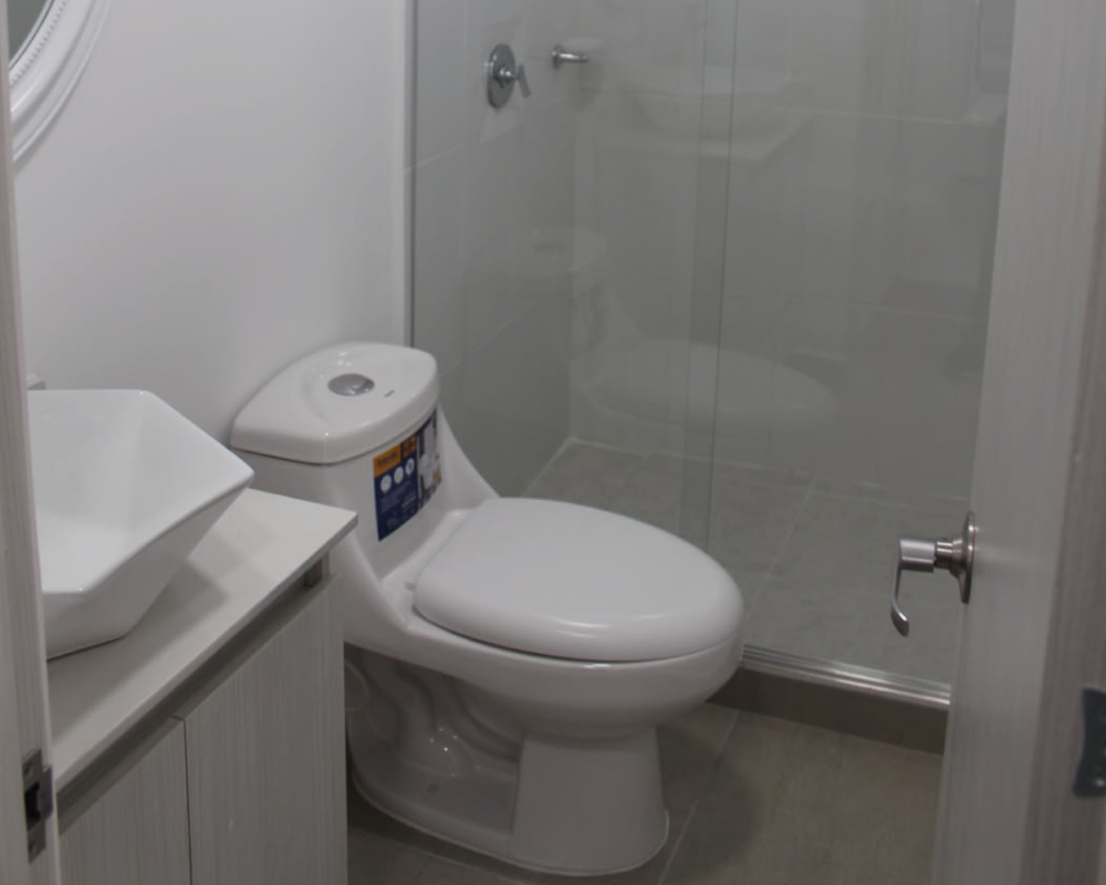 Baño casa de dos pisos condomino San Luis Rey