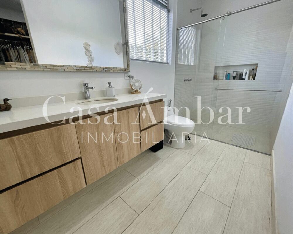 amplio-y-moderno-baño-casa-campestre-en-venta-via-el-caimo