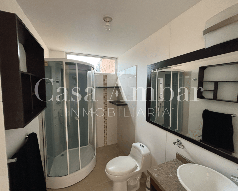 baño-moderno-casa-via-aeropuerto-el-eden