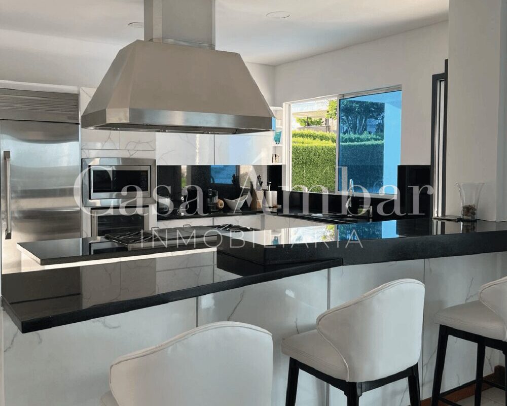 casa-campestre-cerca-al-aeropuerto-el-eden-con-moderna-y-ampliza-cocina