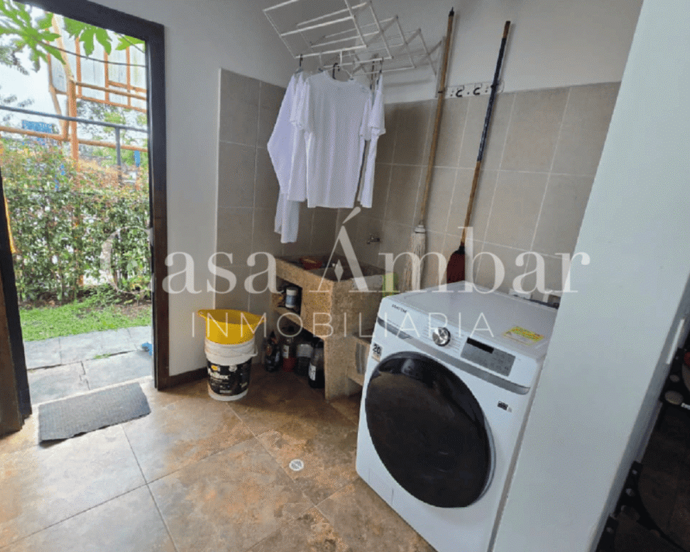 casa-en-venta-con-amplia-zona-de-ropa-en-via-circarsia-armenia