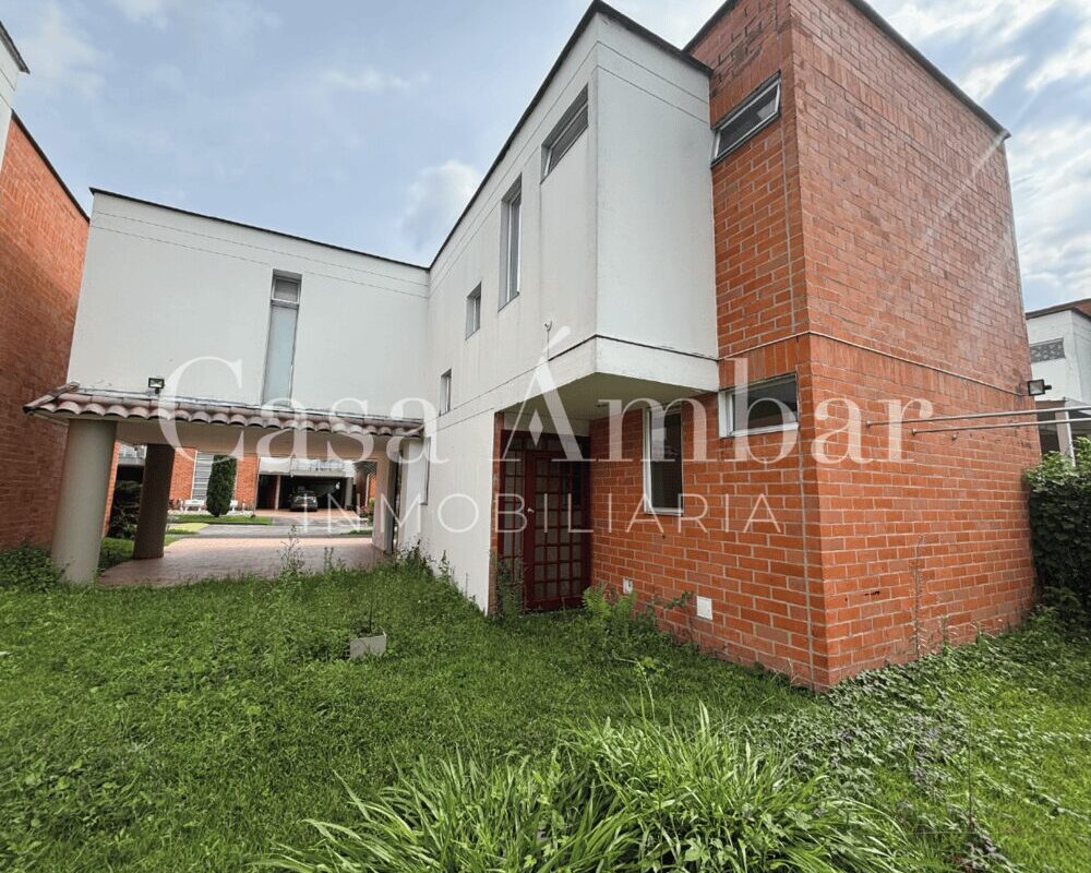 jardin-trasero-casa-via-aeropuerto-el-eden