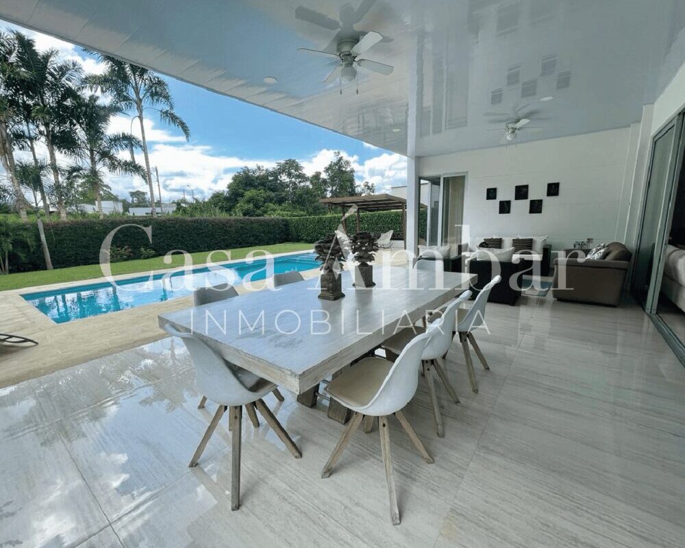 sala-y-comedor-exterior-casa-campestre-en-venta-via-el-caimo-10